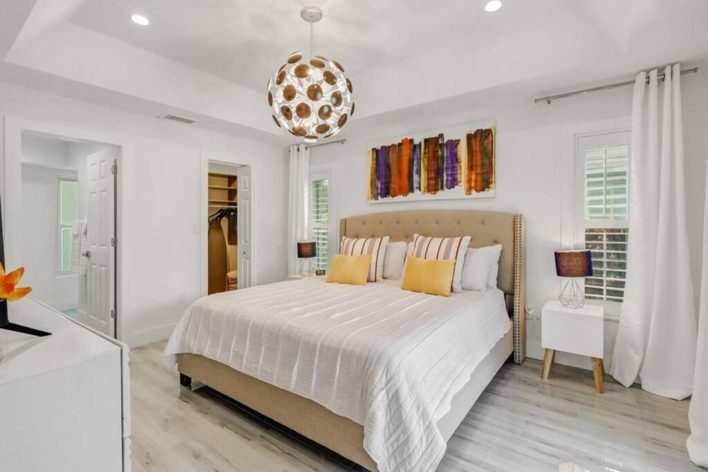 Holiday home Pool House, Close To The & Down Town Naples!