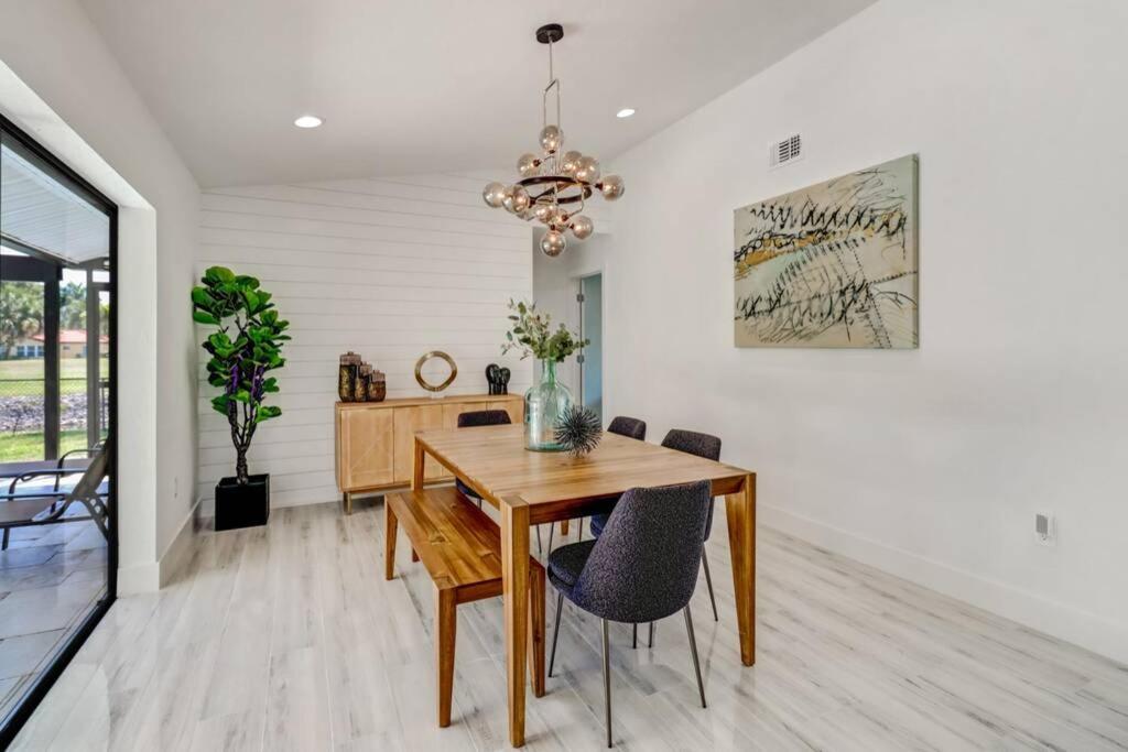 Pool House, Close To The & Down Town Naples! *