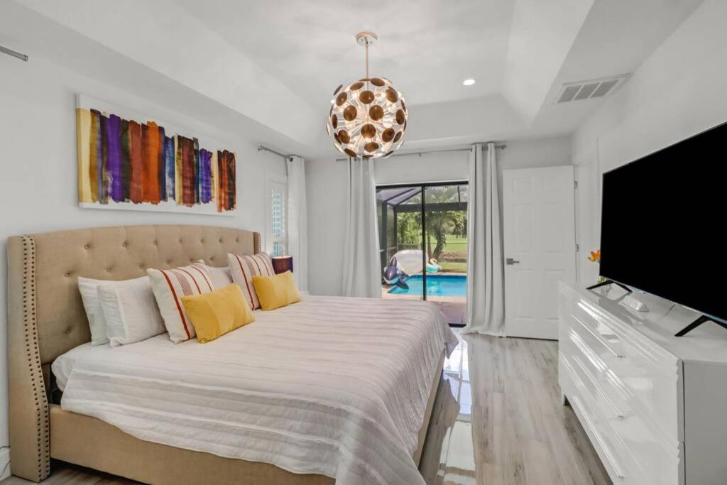 Pool House, Close To The & Down Town Naples! Holiday home