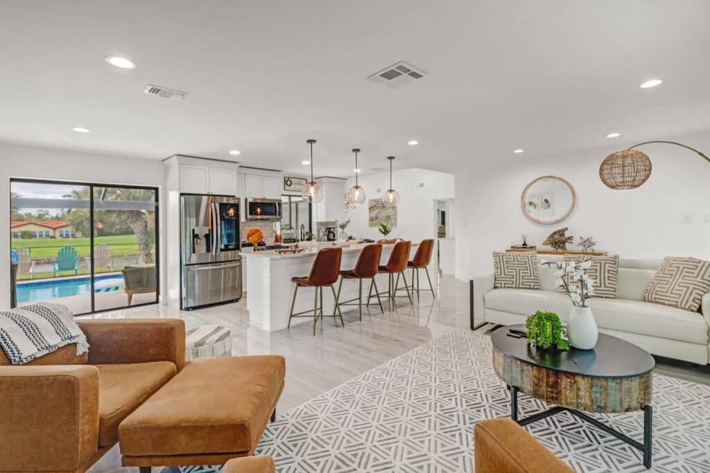 Pool House, Close To The & Down Town Naples! Naples