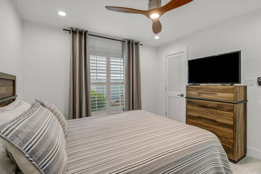 Pool House, Close To The & Down Town Naples! *
