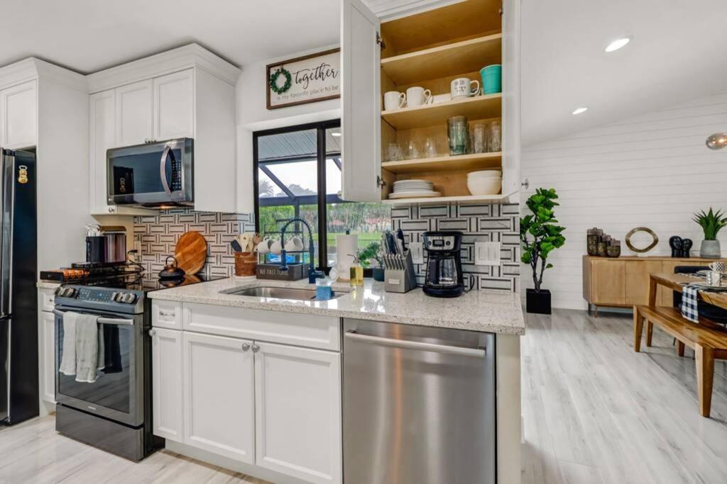Holiday home Pool House, Close To The & Down Town Naples!