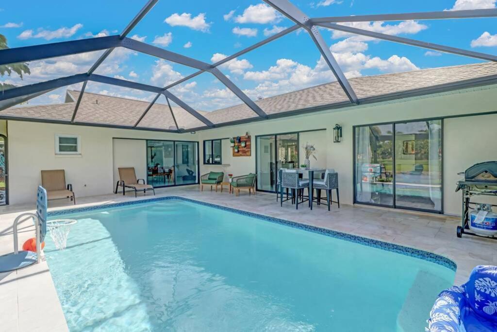 Pool House, Close To The & Down Town Naples! Holiday home *