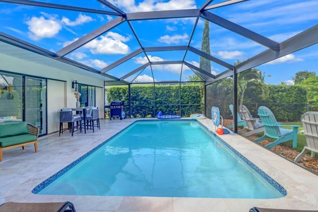 Pool House, Close To The & Down Town Naples! Naples