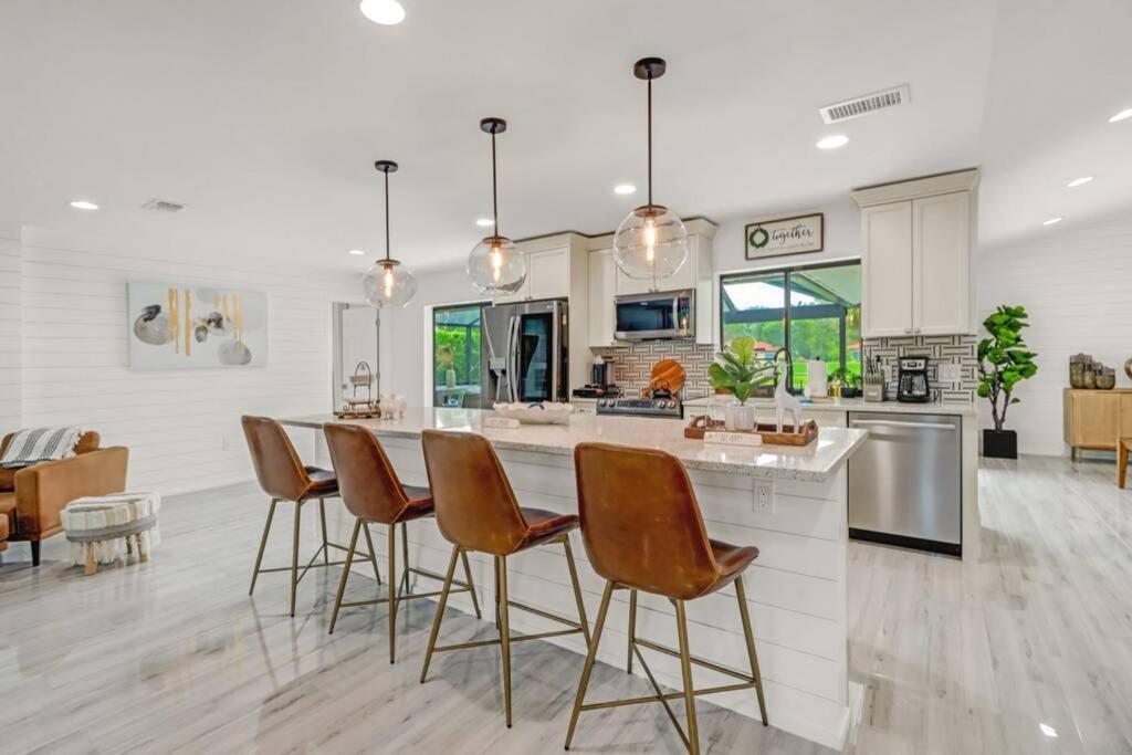 Pool House, Close To The & Down Town Naples! * Naples