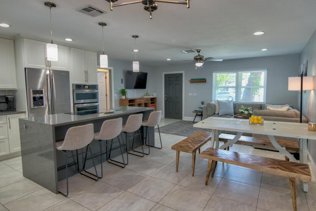 Salt Water Heated Pool With A Tiki Bar, A Garage Game And 4 Bikes Holiday home *