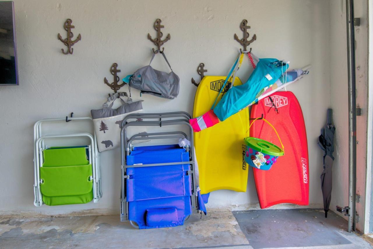Salt Water Heated Pool With A Tiki Bar, A Garage Game And 4 Bikes Holiday home *