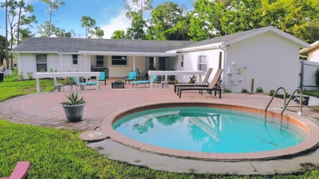 Cheerfull 4/bed/ 3 Bath / Pool / Location * Naples