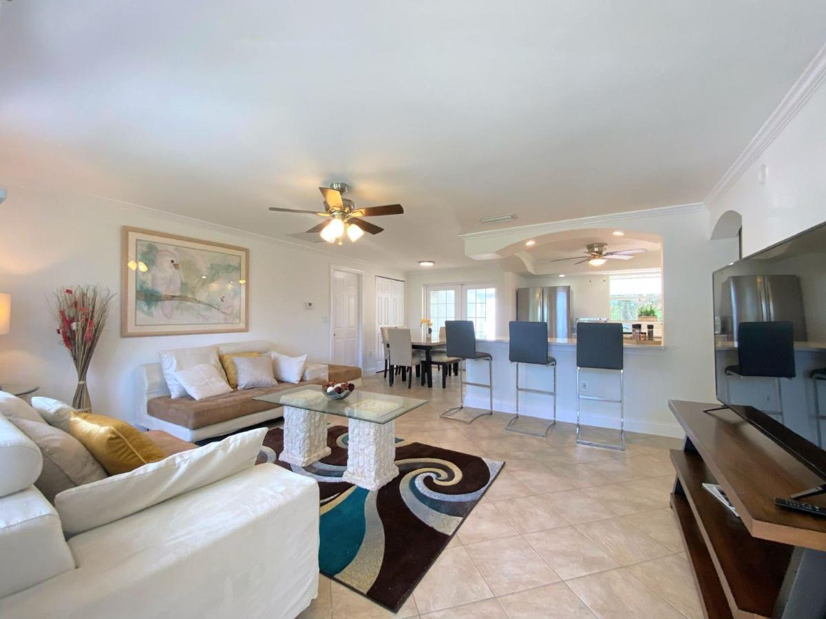 Villa Cheerfull 4/bed/ 3 Bath / Pool / Location