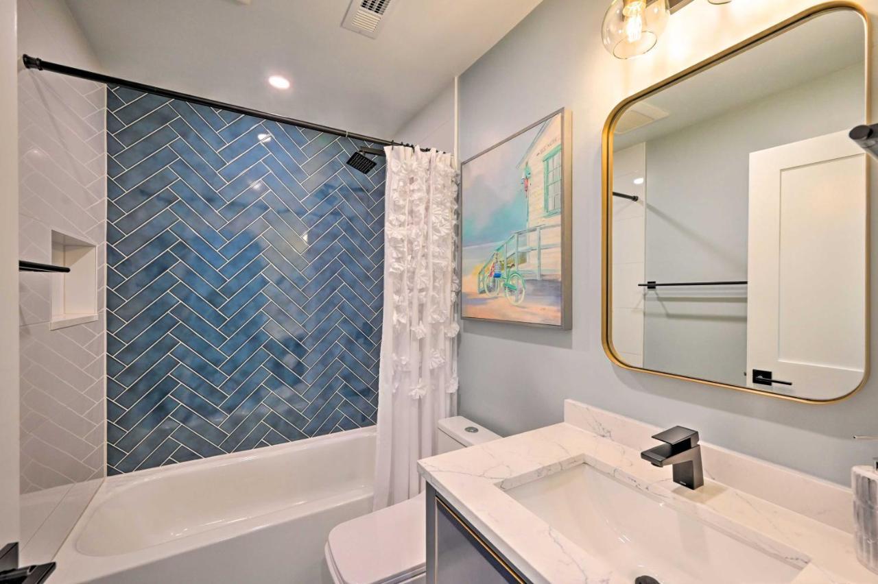 Walk To Getaway With Pool In Naples! Holiday home