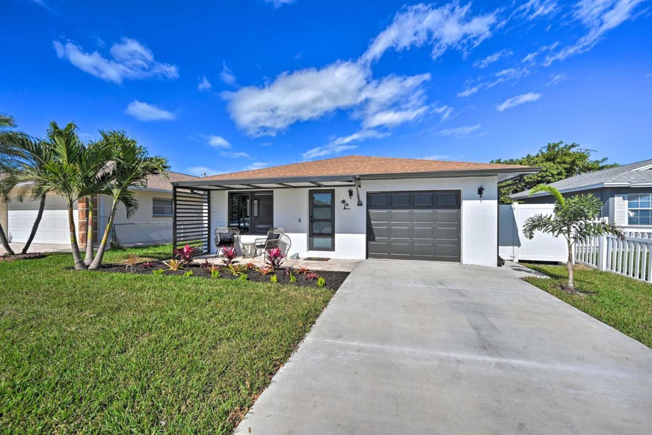 Walk To Getaway With Pool In Naples! Holiday home