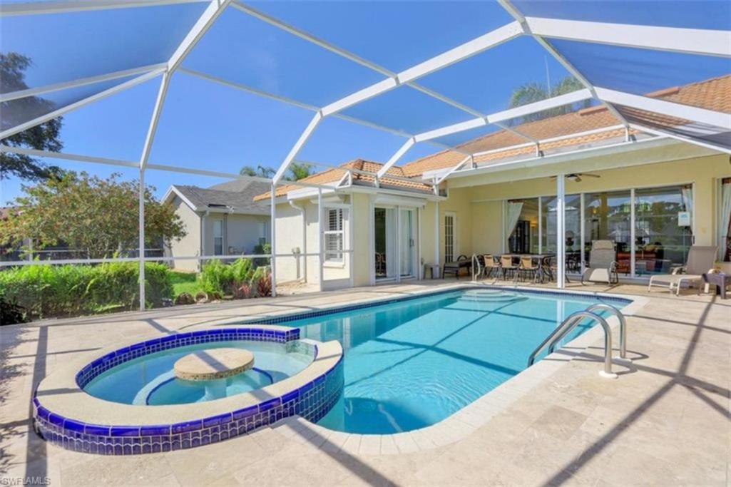 Villa Superb Lakeside With Private Pool *