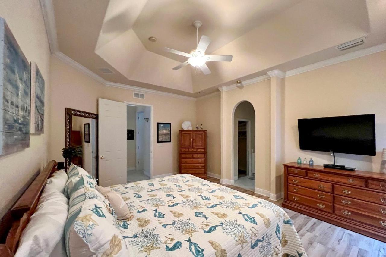 With Private Heated Saltwater Poolandlanai Holiday home *