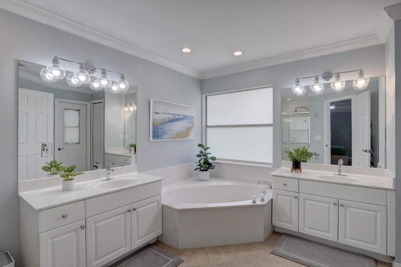 Holiday home Piccadilly House: Updated Retreat With Private Pool Near Downtown & Beaches