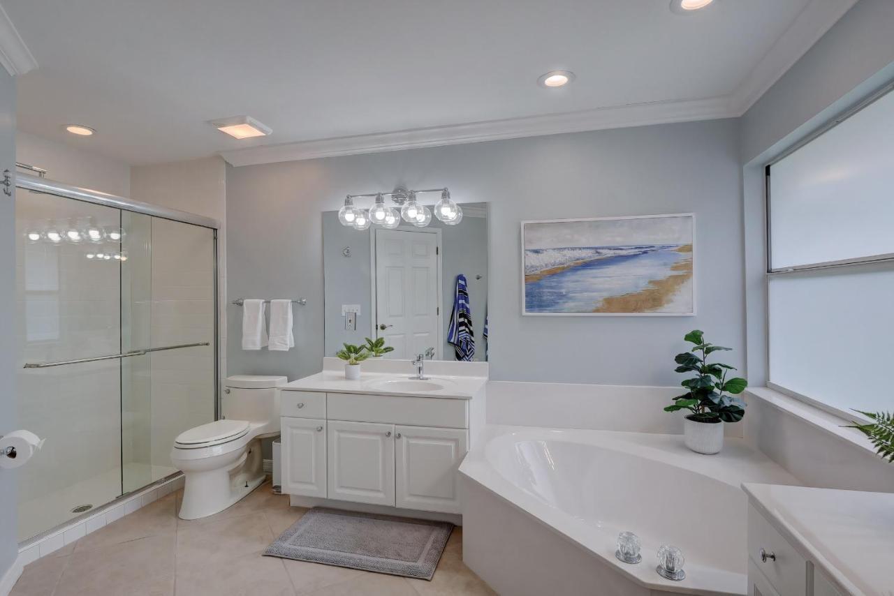 Piccadilly House: Updated Retreat With Private Pool Near Downtown & Beaches Holiday home