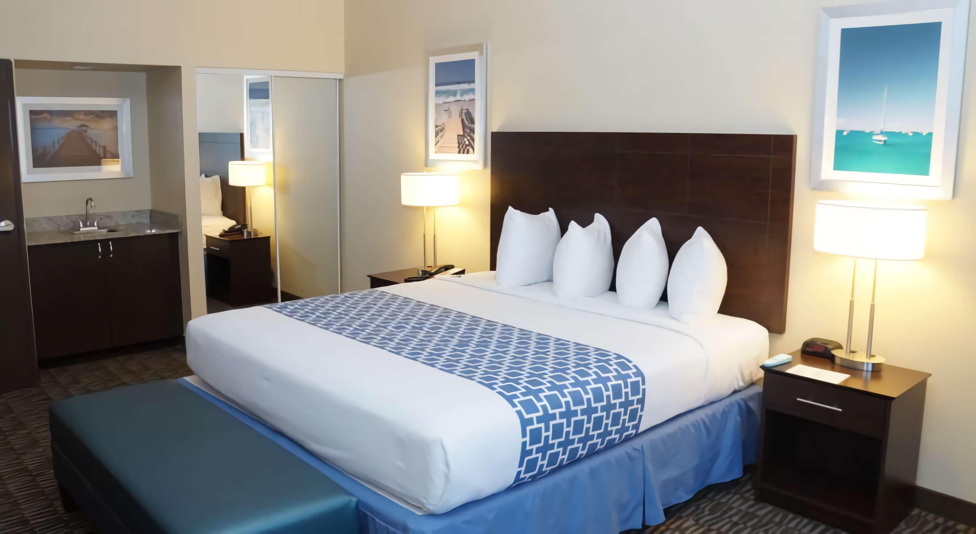 Western Naples Plaza 3*