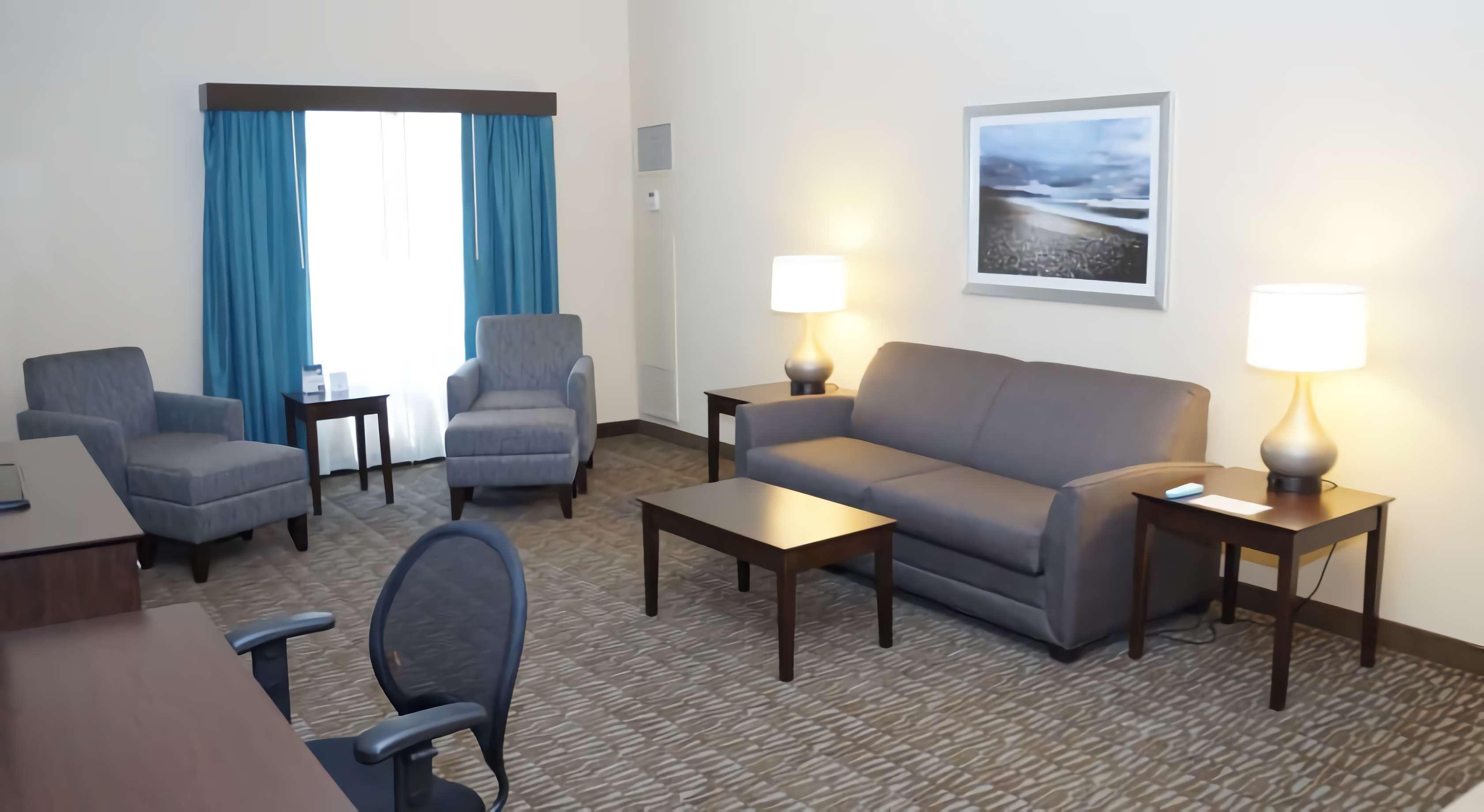 Western Naples Plaza Hotel Vineyards