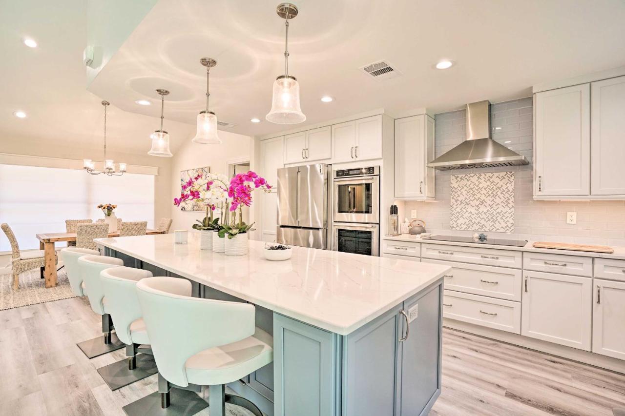 Luxury - Walk To Vanderbilt Beach! Holiday home Naples