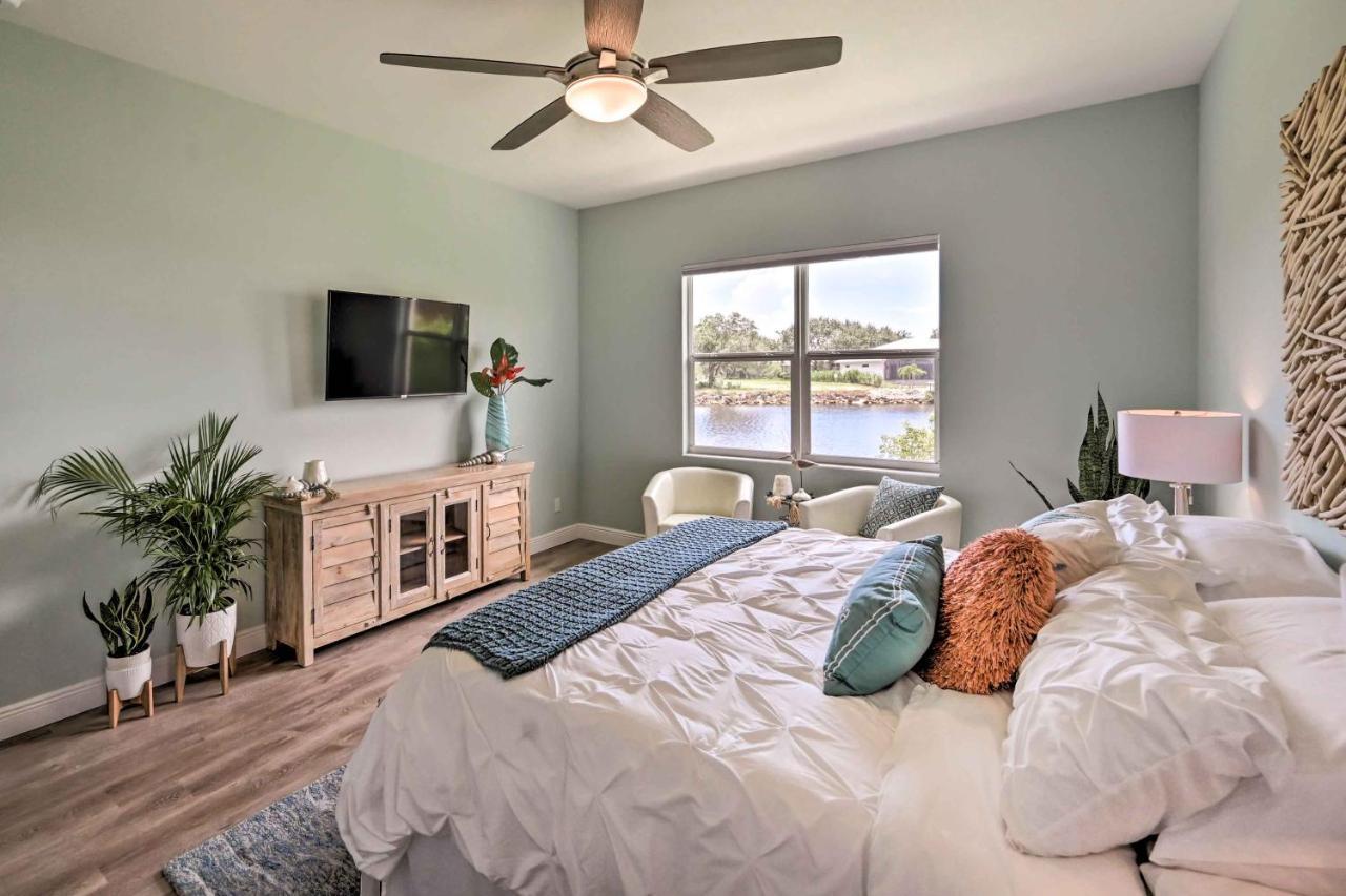 Luxurious Canal-front Retreat With Game Room! Naples