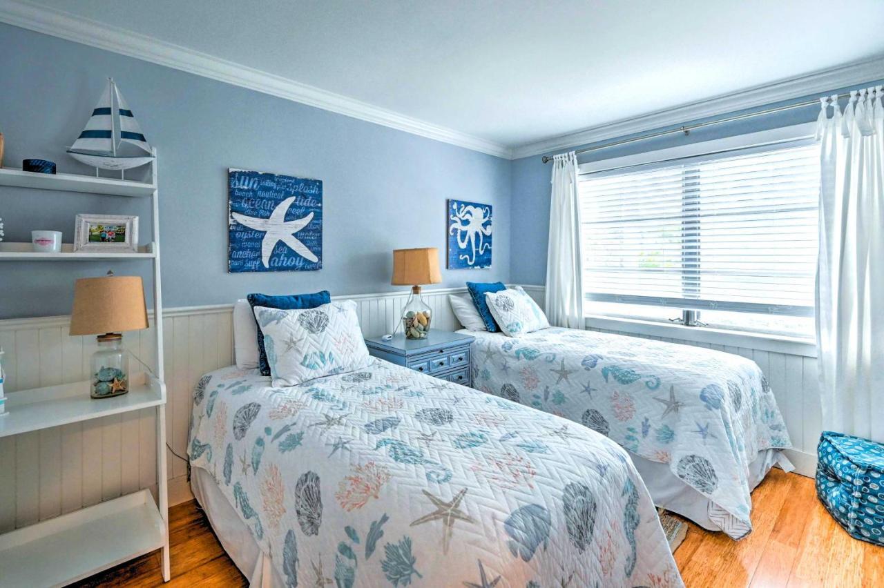 With Pool Access Walk To Shopping And Beach! Naples