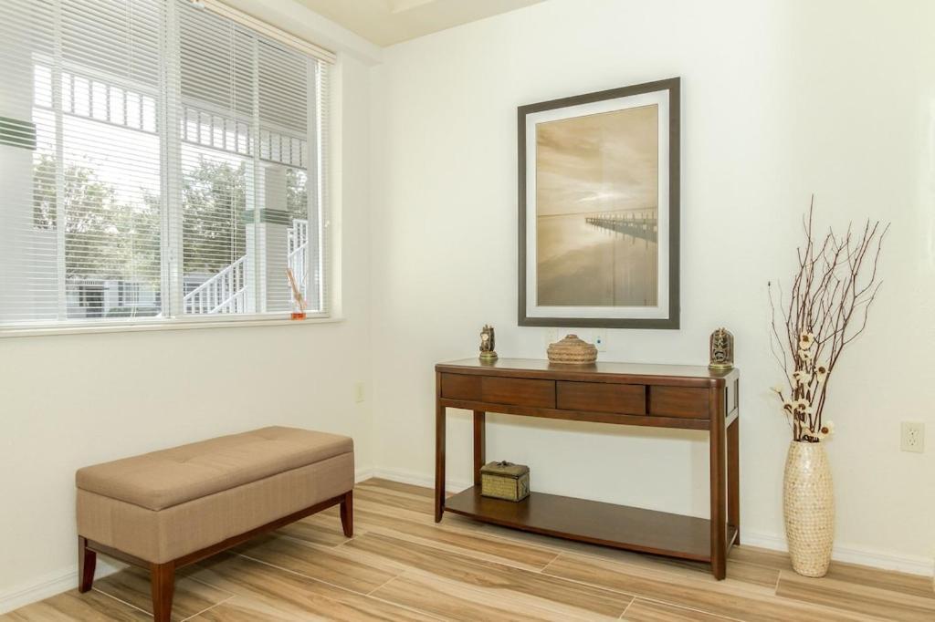 Free Golf! Stay, Play, Work From Luxury 2bdr Den 1st Floor In Lely Golf *