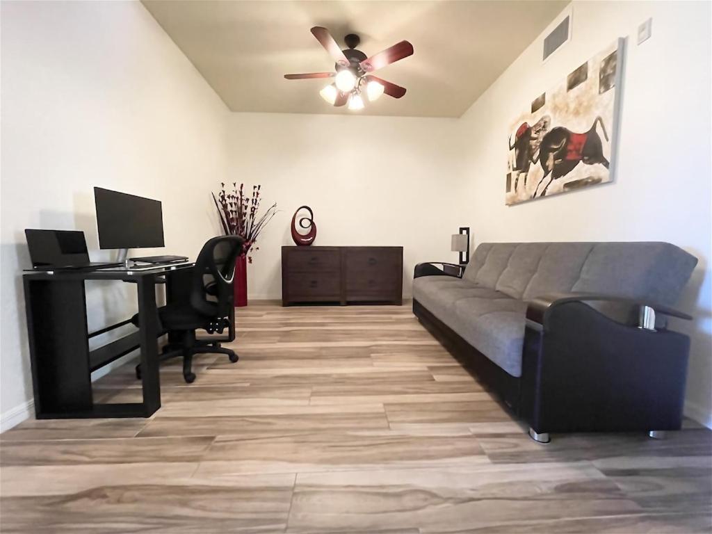 Free Golf! Stay, Play, Work From Luxury 2bdr Den 1st Floor In Lely Golf Apartment *