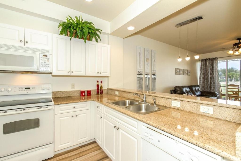Apartment Free Golf! Stay, Play, Work From Luxury 2bdr Den 1st Floor In Lely Golf