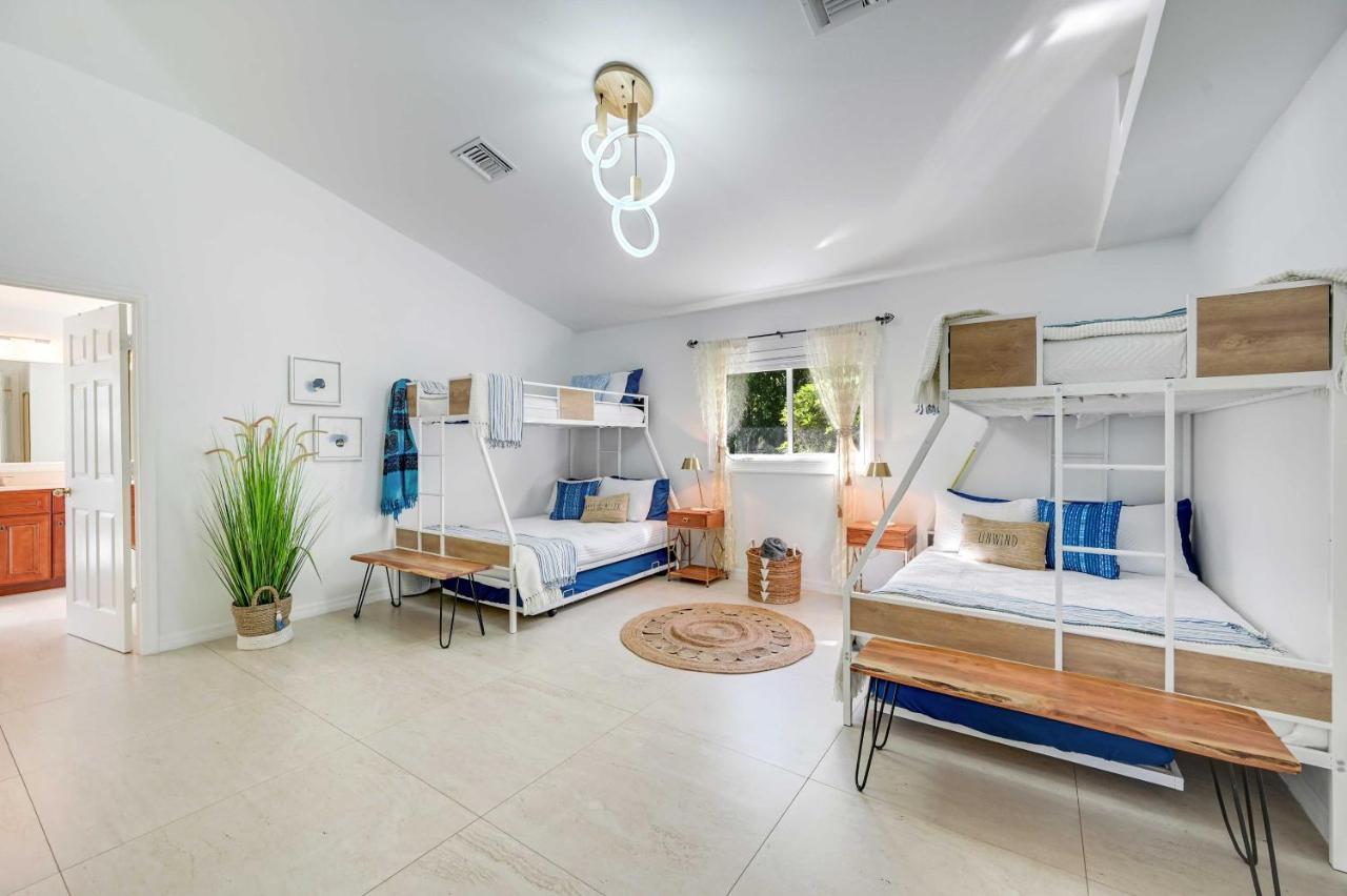 Modern Oasis With Saltwater Pool And Spa! Holiday home Naples