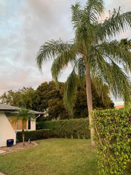 Holiday home Close To Vanderbilt Home! Naples