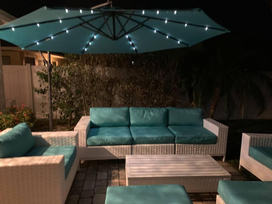 Holiday home Close To Vanderbilt Home! Naples