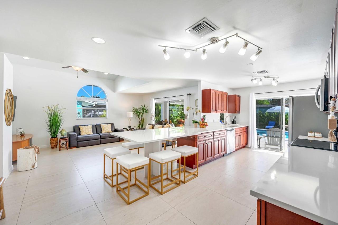 Modern Oasis With Saltwater Pool And Spa! Holiday home Naples
