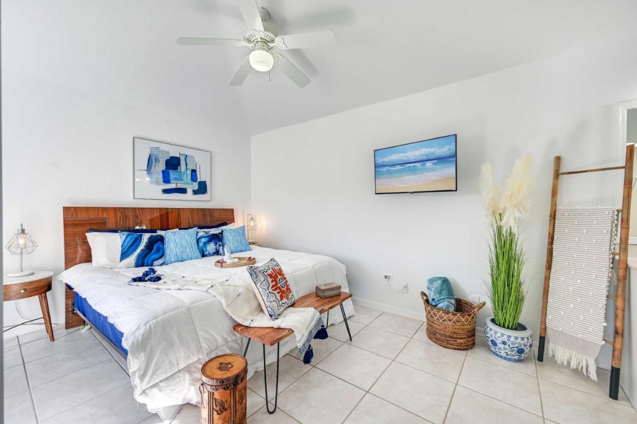 Modern Oasis With Saltwater Pool And Spa! Naples