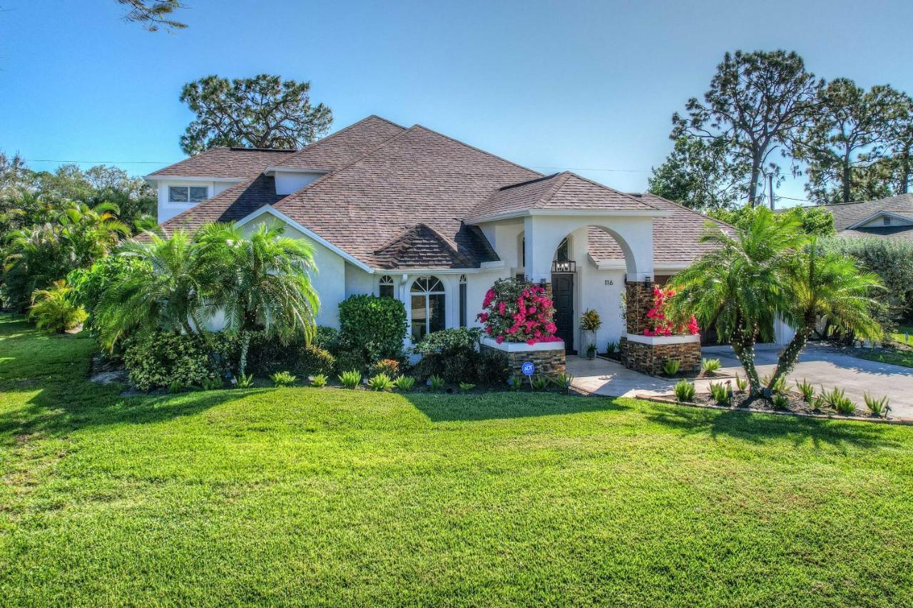 Modern Oasis With Saltwater Pool And Spa! Holiday home