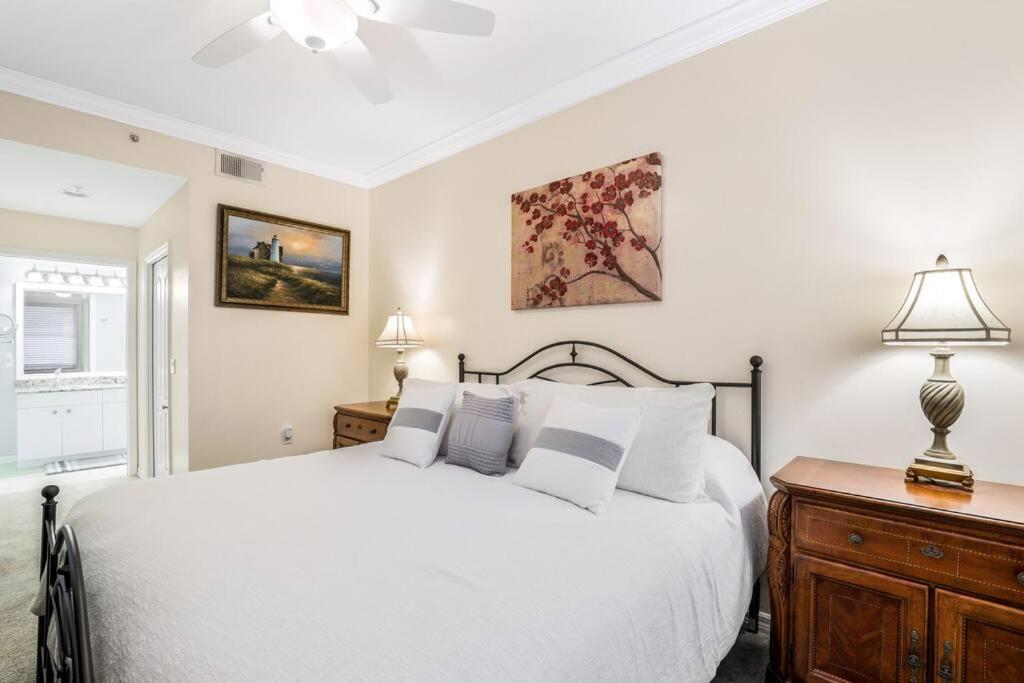 Apartment Private Golf Course Condo, Club Membership Available! Naples