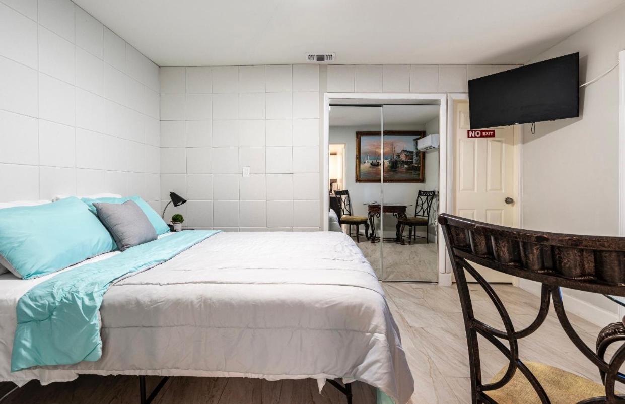 Jony's Oasis * Naples
