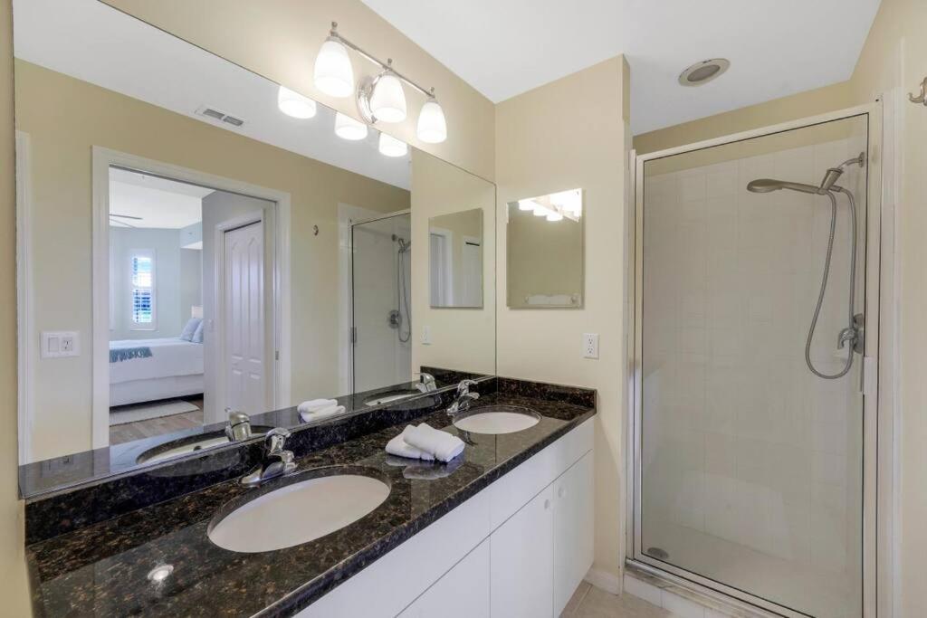 Beautiful 2 Bedroom W/ Golf Membership Included Naples