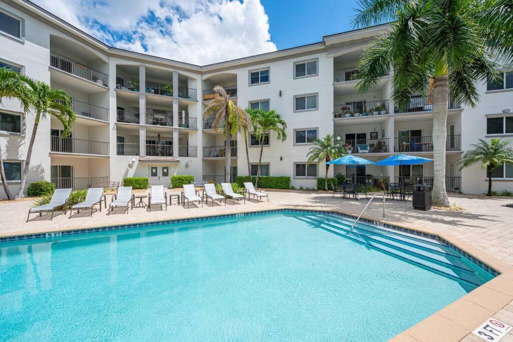Apartment Updated Condo! Facing Heated Pool & Sunset! Naples