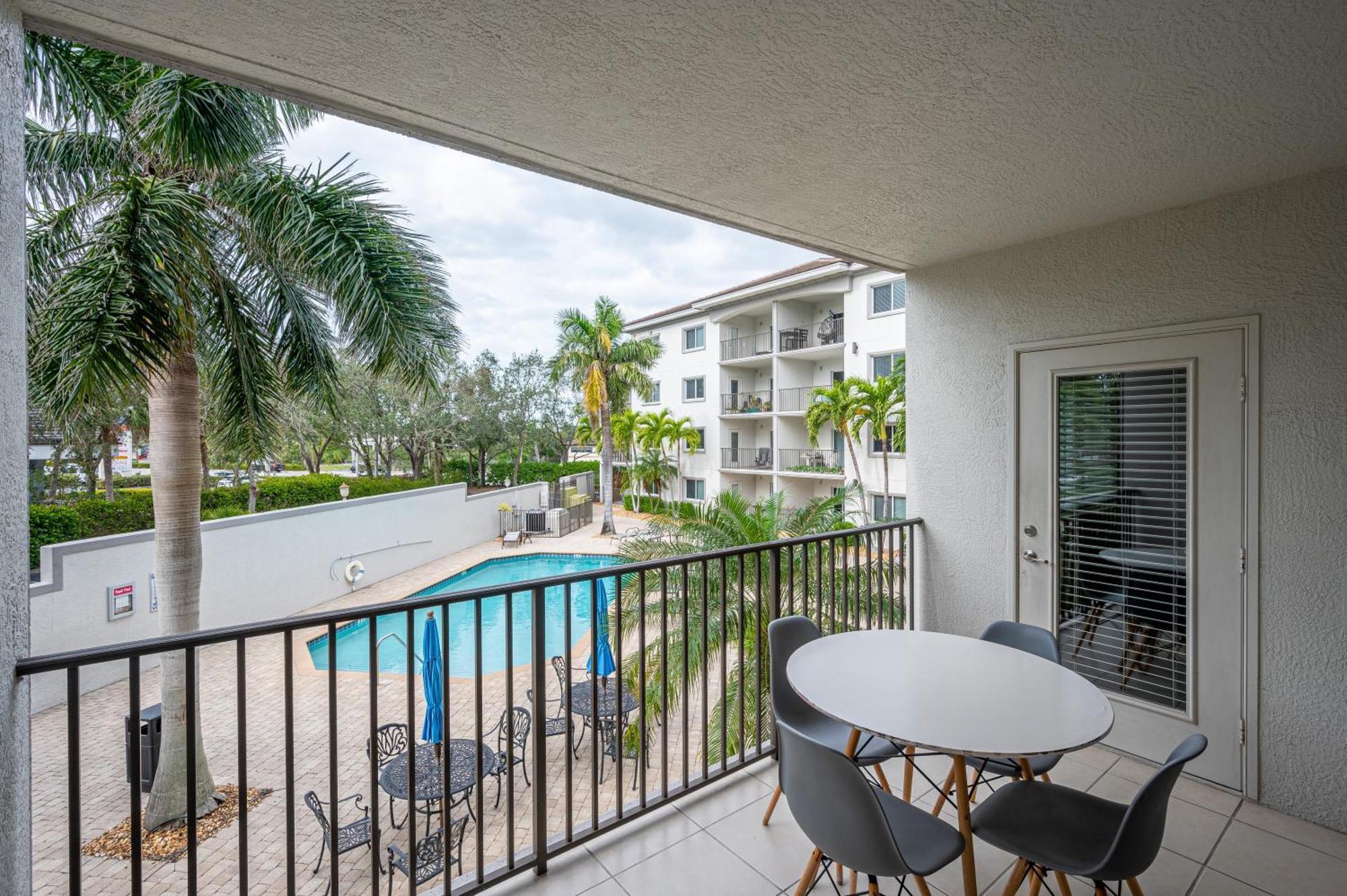 Apartment Updated Condo! Facing Heated Pool & Sunset! Naples