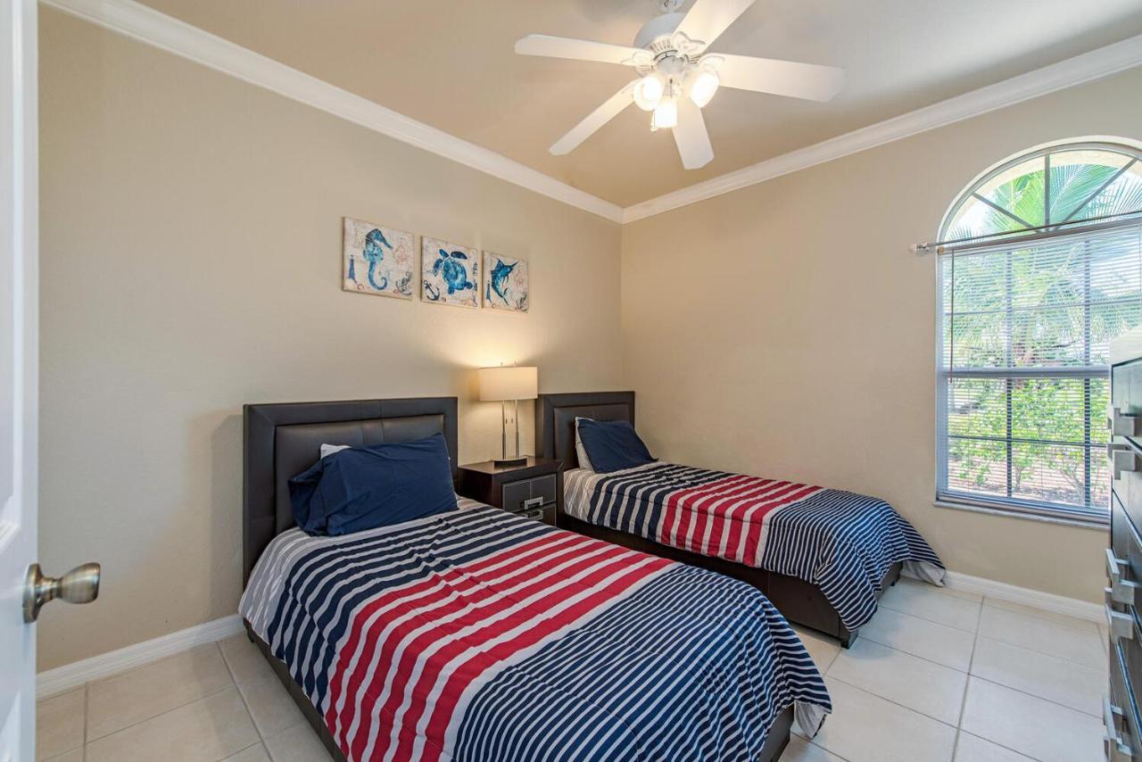 Palms And Pool In Beaches And National Parks Villa Naples