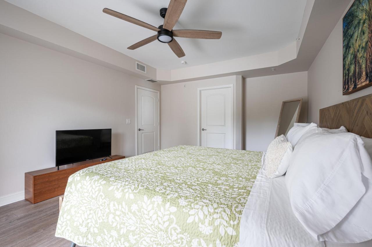 Updated Condo! Facing Heated Pool & Sunset! * Naples