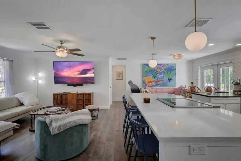 Hidden Gem - Family Friendly Pool -welcome Holiday home *