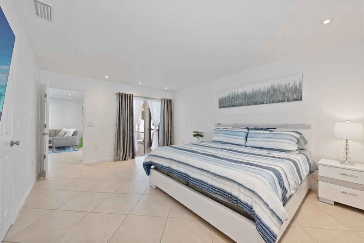 Close To Vanderbilt Home! Holiday home Naples
