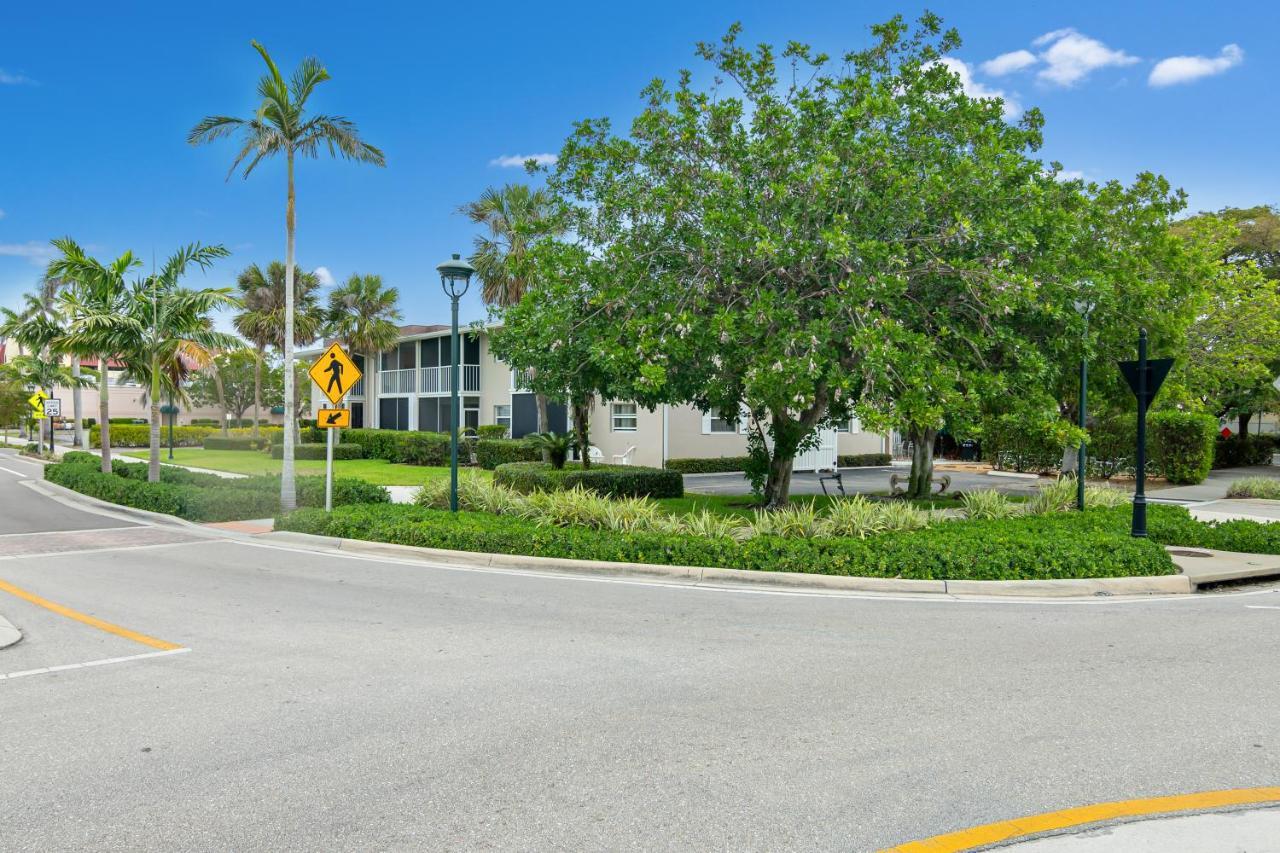 Aqua Breeze 811 Apartment Naples