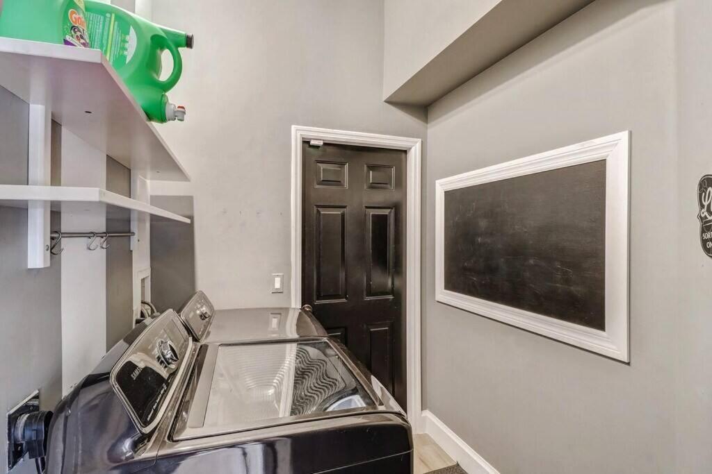Pool Near Beaches And Downtown 5th Ave. Holiday home Naples