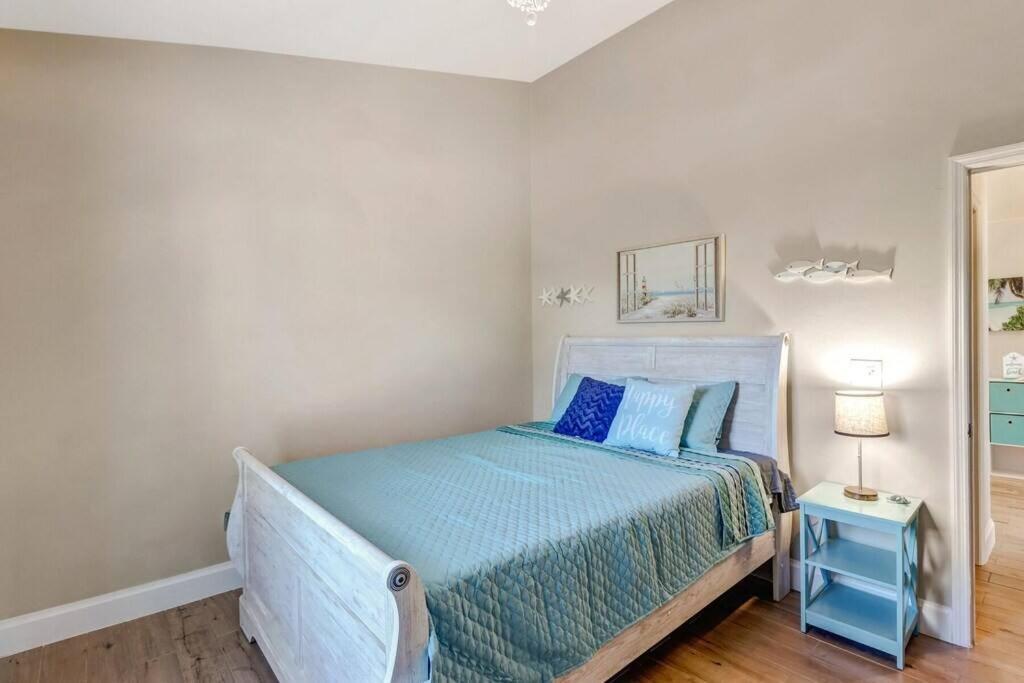 Pool Near Beaches And Downtown 5th Ave. Holiday home Naples