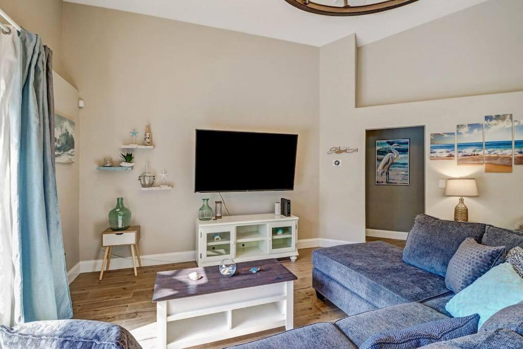 Pool Near Beaches And Downtown 5th Ave. Holiday home Naples