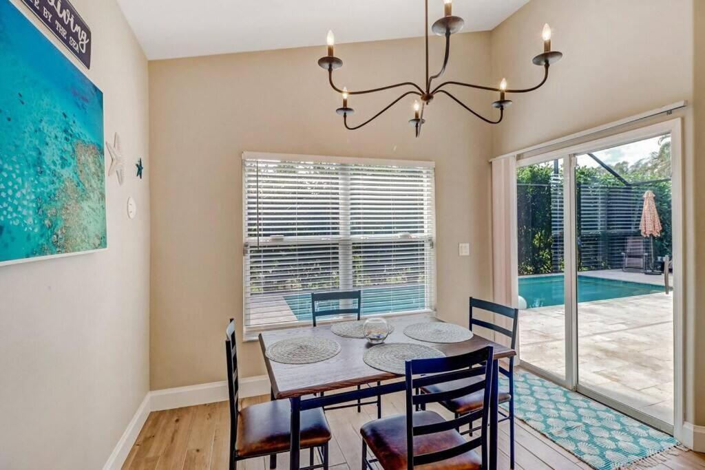 Pool Near Beaches And Downtown 5th Ave. Holiday home