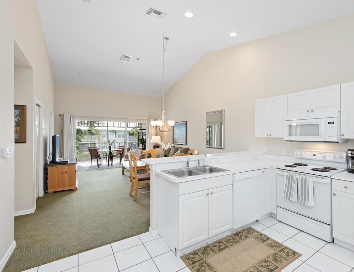 Lely Greenlinks Floor - On Golf Course, Minutes From Beaches, Downtown! Apartment *