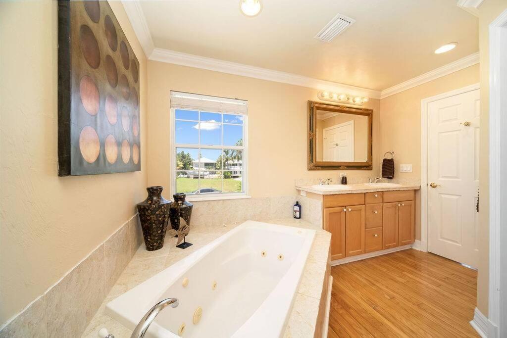 3 Bed 3 Bath Tropical Paradise Waterfront Pool House - On Canal - Direct Acces To Gulf Holiday home Naples