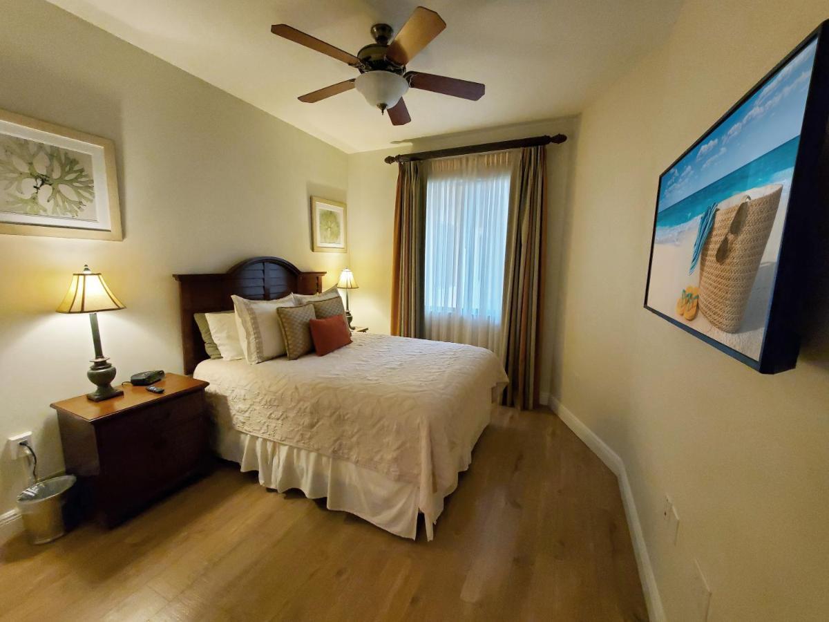 Bay With Fabulous Amenities, Near & Downtown! Naples